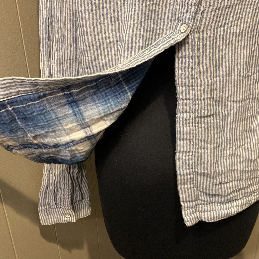 cloth & stone medium tunic stripe Distressed. Plaid lining Back half button down - Picture 7 of 9